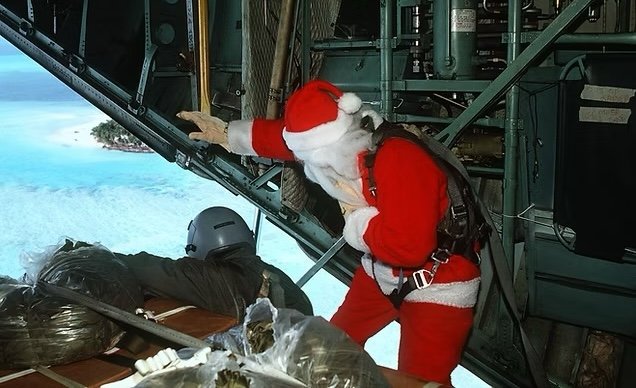 Voják v kostýmu Santa Klause těsně před svržením zásilky