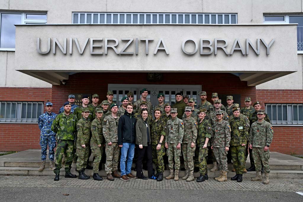Studenti Fakulty vojenského leadershipu před budovou fakulty v Brně